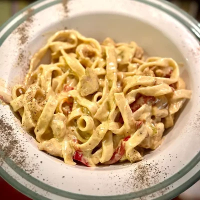 Köri Soslu Kremalı Tavuklu Fettucini